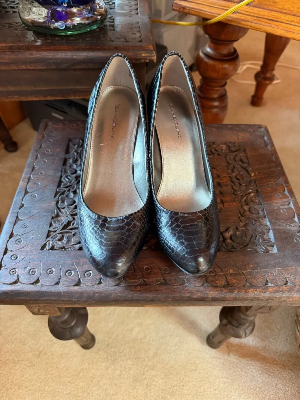 BANDOLINO Black Snakeskin-Embossed Wedge Pumps Heels - 8M